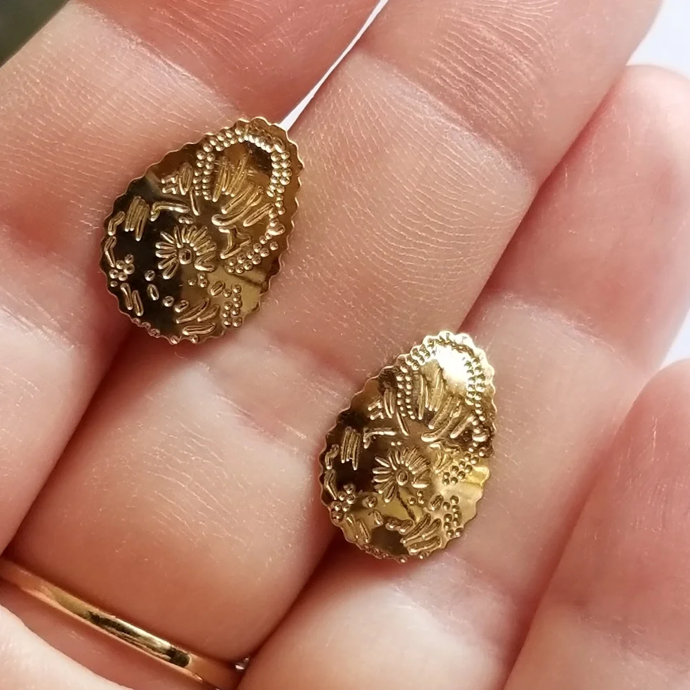 Vintage earrings clip on gold tone etched teardrop design boho dainty